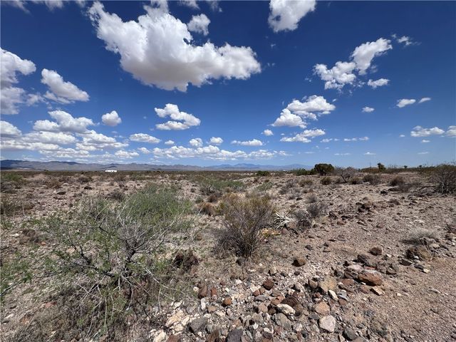 5182 N Dome Road, Golden Valley, AZ 86413