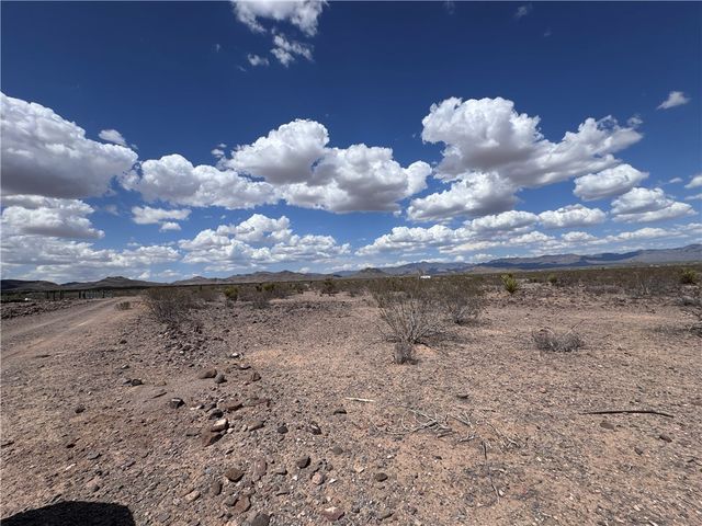 5182 N Dome Road, Golden Valley, AZ 86413