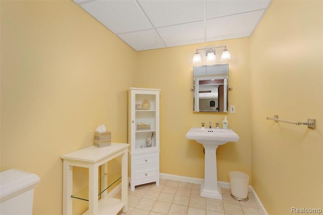 1340 Ross Lane, Rochester, MI 48306