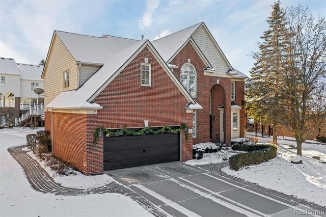 1340 Ross Lane, Rochester, MI 48306