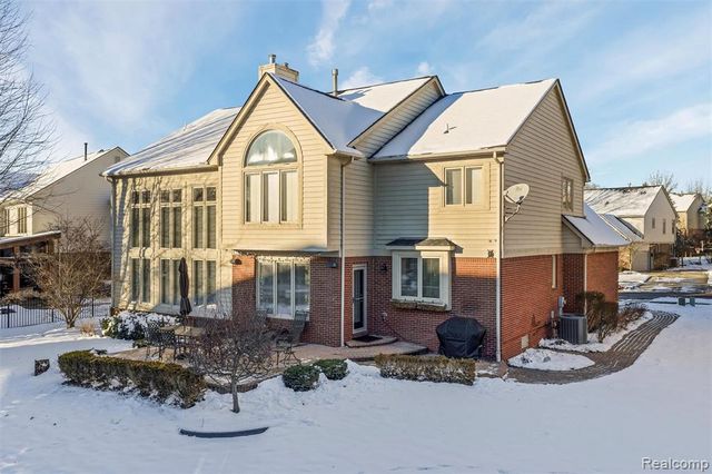 1340 Ross Lane, Rochester, MI 48306