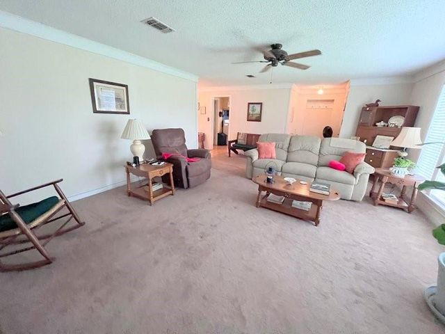 2301 E Houston Avenue, Crockett, TX 75835