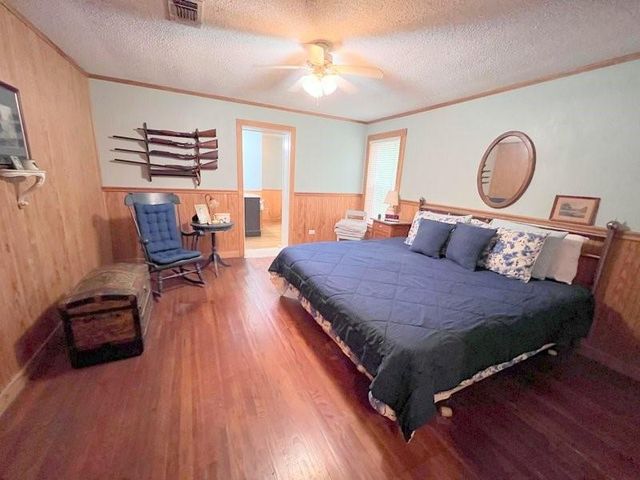 2301 E Houston Avenue, Crockett, TX 75835