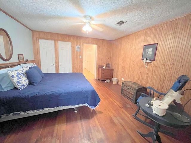2301 E Houston Avenue, Crockett, TX 75835