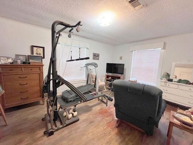 2301 E Houston Avenue, Crockett, TX 75835