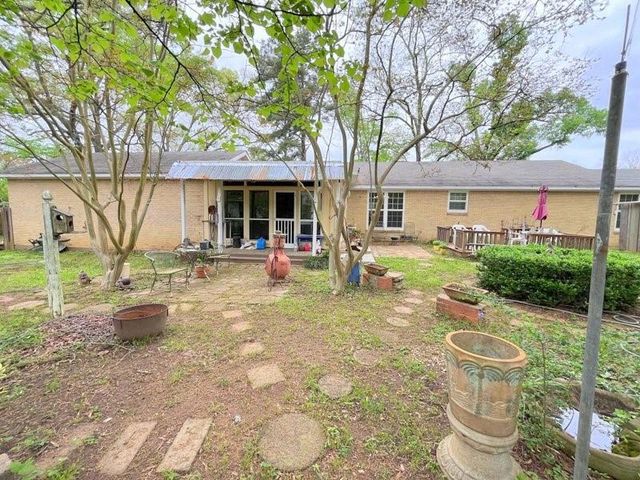 2301 E Houston Avenue, Crockett, TX 75835