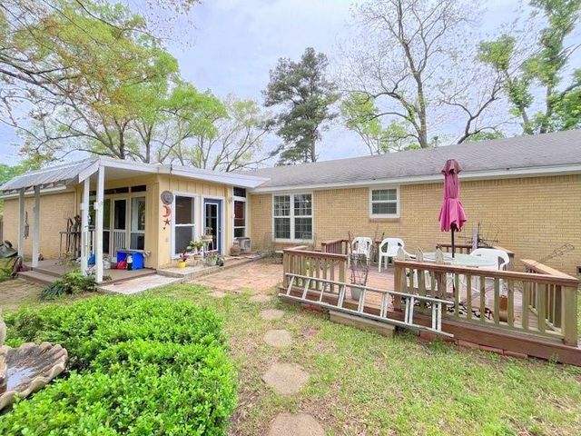 2301 E Houston Avenue, Crockett, TX 75835