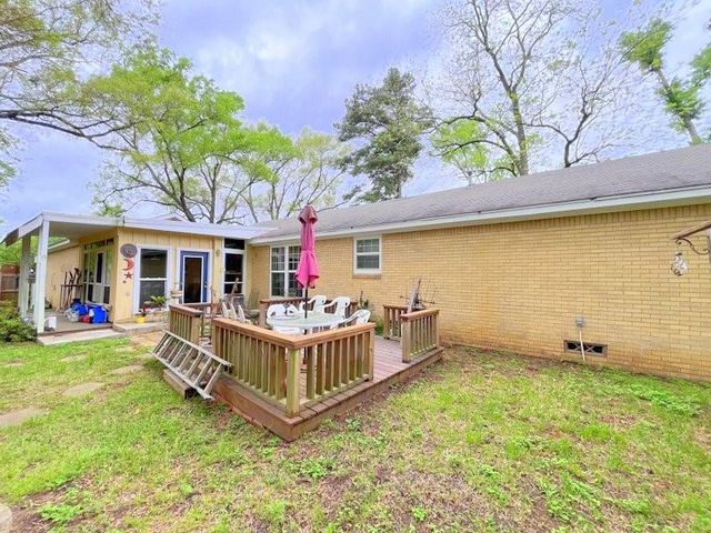 2301 E Houston Avenue, Crockett, TX 75835