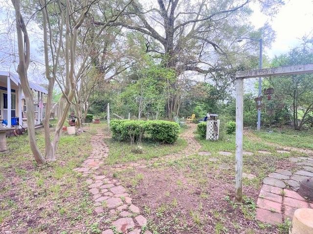 2301 E Houston Avenue, Crockett, TX 75835