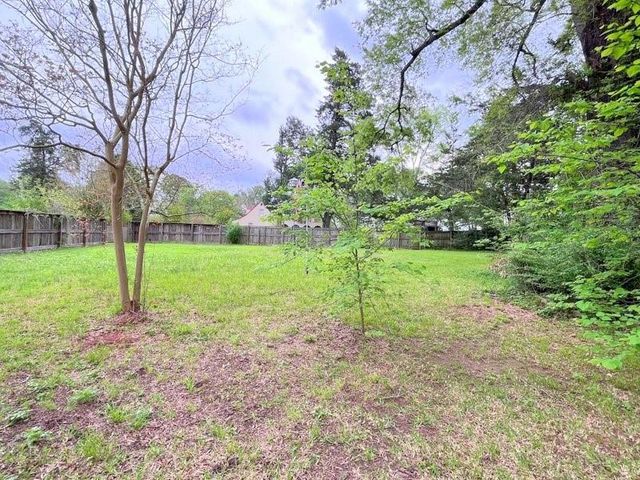 2301 E Houston Avenue, Crockett, TX 75835