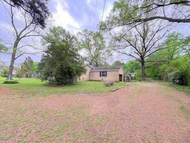 2301 E Houston Avenue, Crockett, TX 75835
