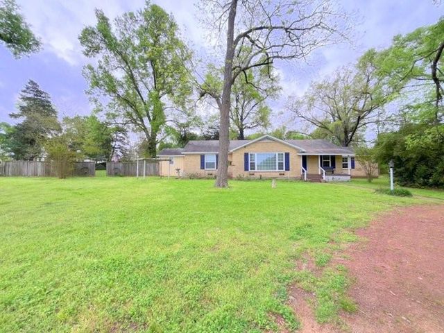 2301 E Houston Avenue, Crockett, TX 75835