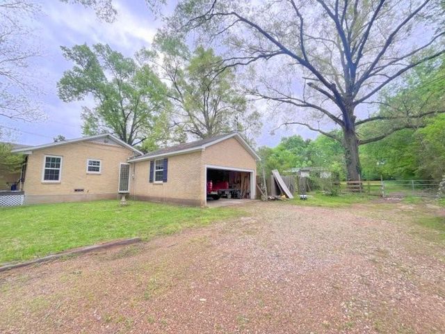 2301 E Houston Avenue, Crockett, TX 75835