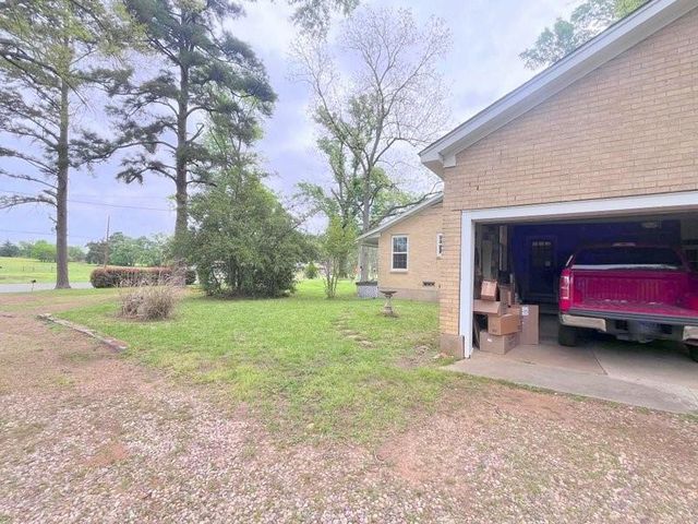 2301 E Houston Avenue, Crockett, TX 75835