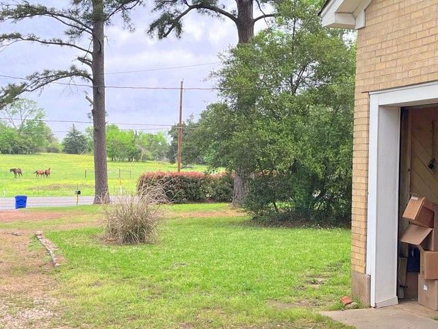 2301 E Houston Avenue, Crockett, TX 75835