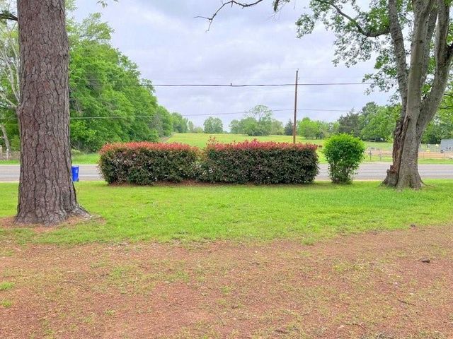 2301 E Houston Avenue, Crockett, TX 75835