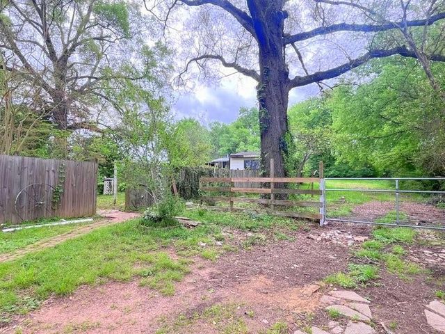 2301 E Houston Avenue, Crockett, TX 75835
