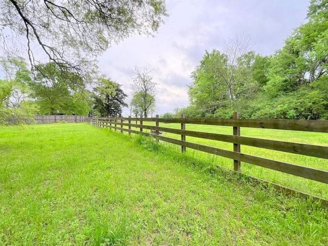 2301 E Houston Avenue, Crockett, TX 75835