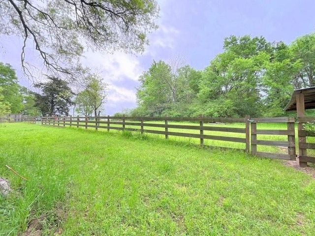 2301 E Houston Avenue, Crockett, TX 75835