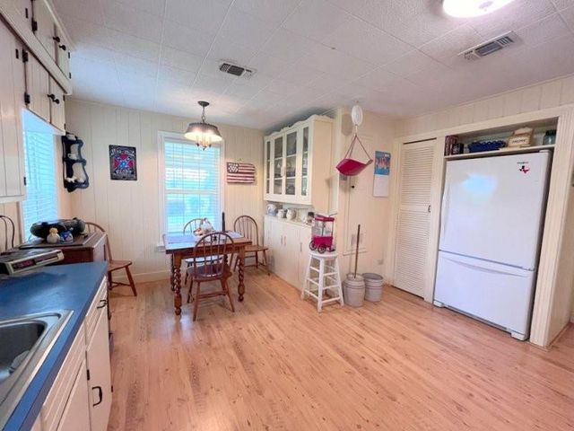 2301 E Houston Avenue, Crockett, TX 75835