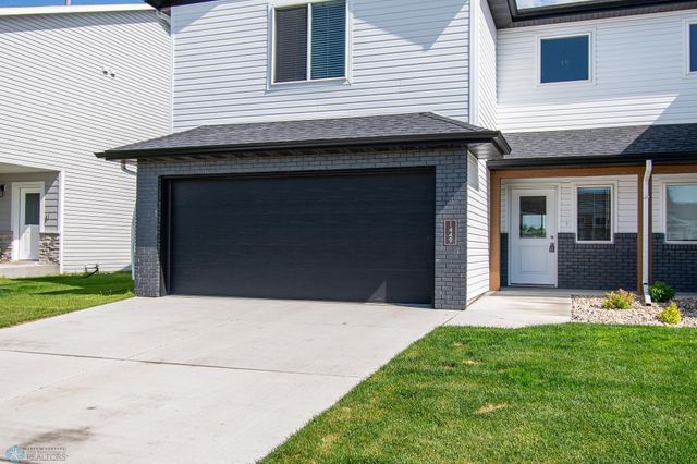 1449 68th Avenue S, Fargo, ND 58104