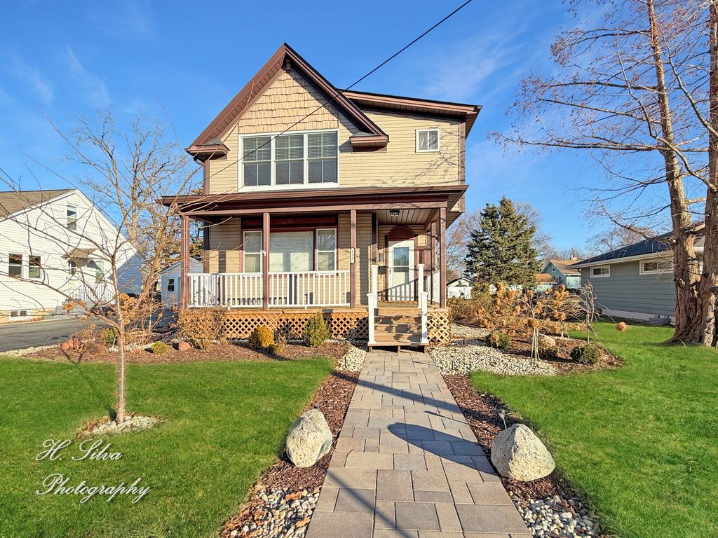 133 S Walkup Avenue, Crystal Lake, IL 60014