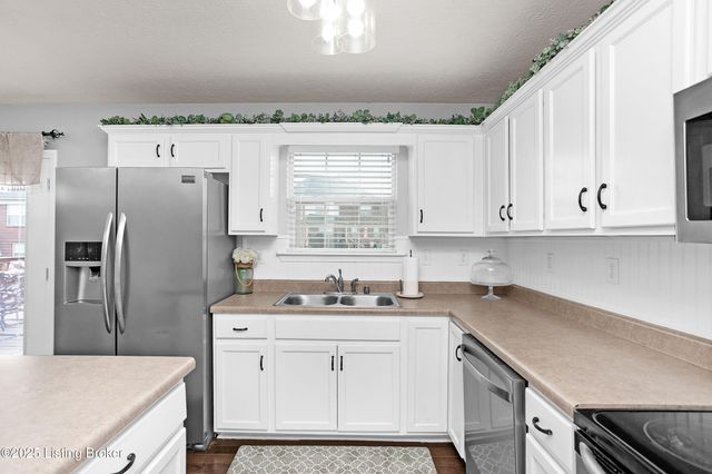 371 Persimmon Dr, Mt Washington, KY 40047