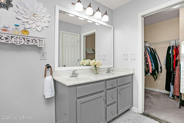 371 Persimmon Dr, Mt Washington, KY 40047