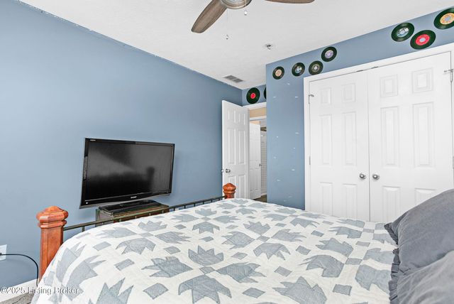 371 Persimmon Dr, Mt Washington, KY 40047