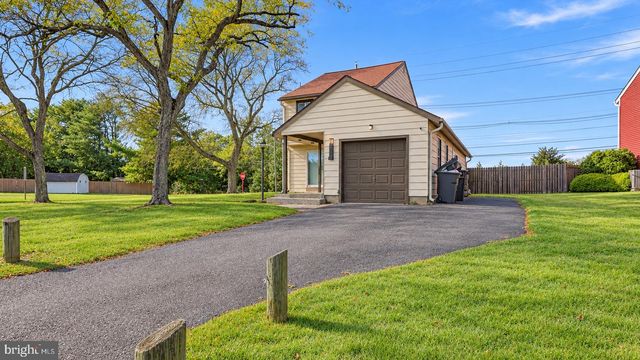 1 HONEY LOCUST CT, Blackwood, NJ 08012