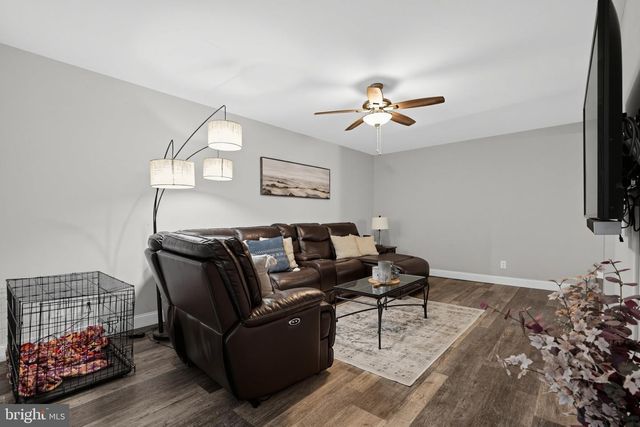 1 HONEY LOCUST CT, Blackwood, NJ 08012
