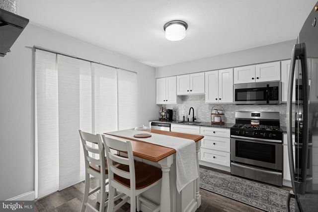1 HONEY LOCUST CT, Blackwood, NJ 08012