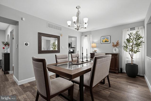 1 HONEY LOCUST CT, Blackwood, NJ 08012