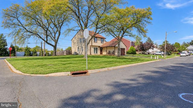 1 HONEY LOCUST CT, Blackwood, NJ 08012