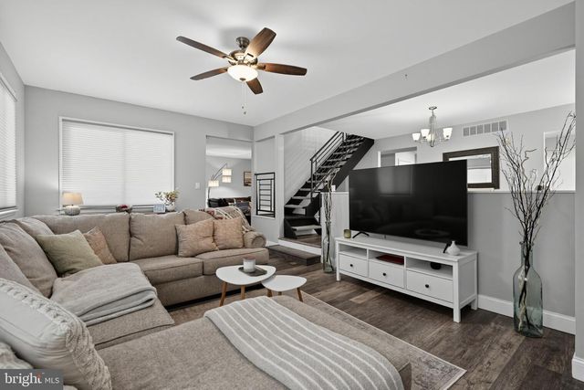 1 HONEY LOCUST CT, Blackwood, NJ 08012