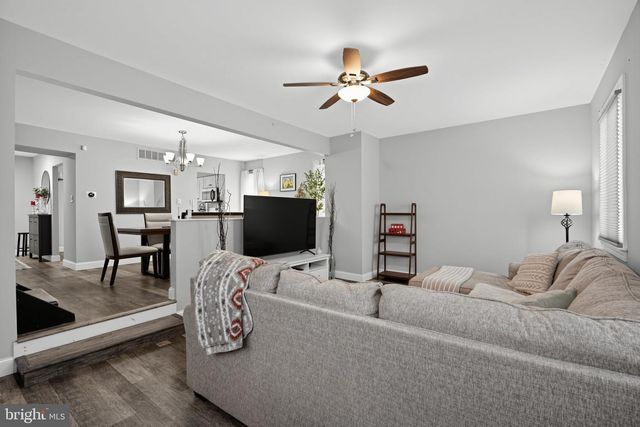 1 HONEY LOCUST CT, Blackwood, NJ 08012