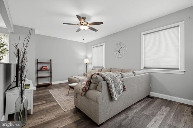 1 HONEY LOCUST CT, Blackwood, NJ 08012