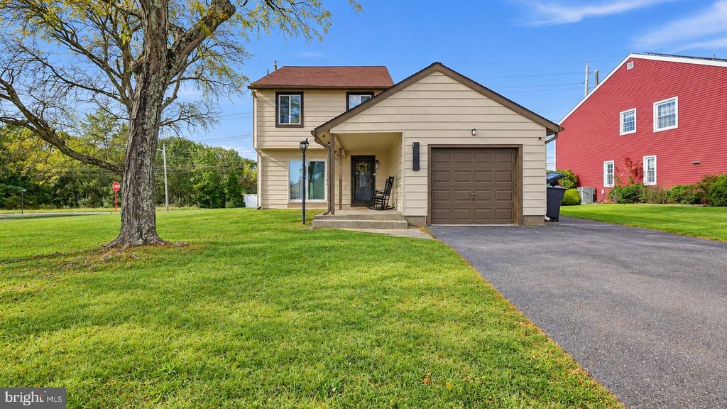 1 HONEY LOCUST CT, Blackwood, NJ 08012