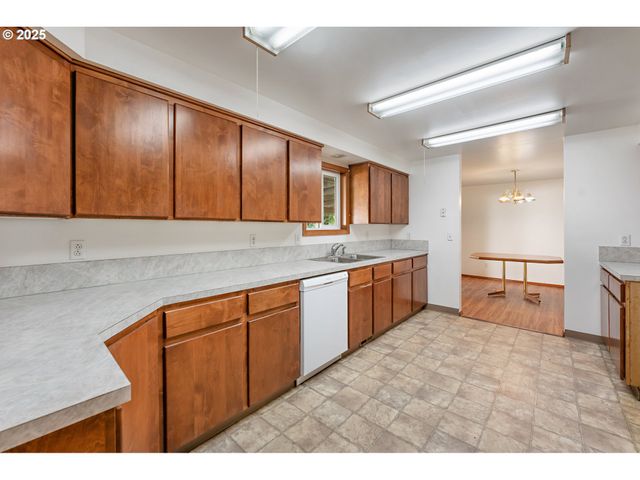 805 WILLOW St, Kelso, WA 98626