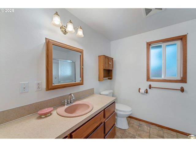 805 WILLOW St, Kelso, WA 98626