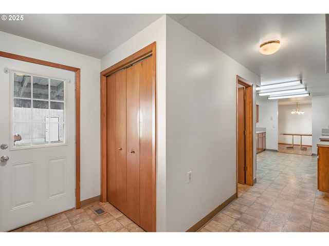 805 WILLOW St, Kelso, WA 98626