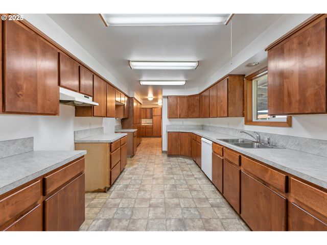 805 WILLOW St, Kelso, WA 98626