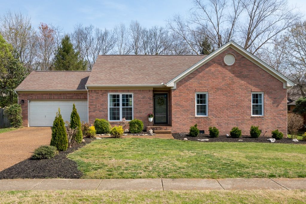 614 Winners Circle Pl, Thompsons Station, TN 37179