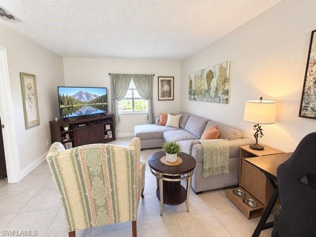 Image 12 of property listing at 1017 SE 39th TER, Cape Coral, FL 33904