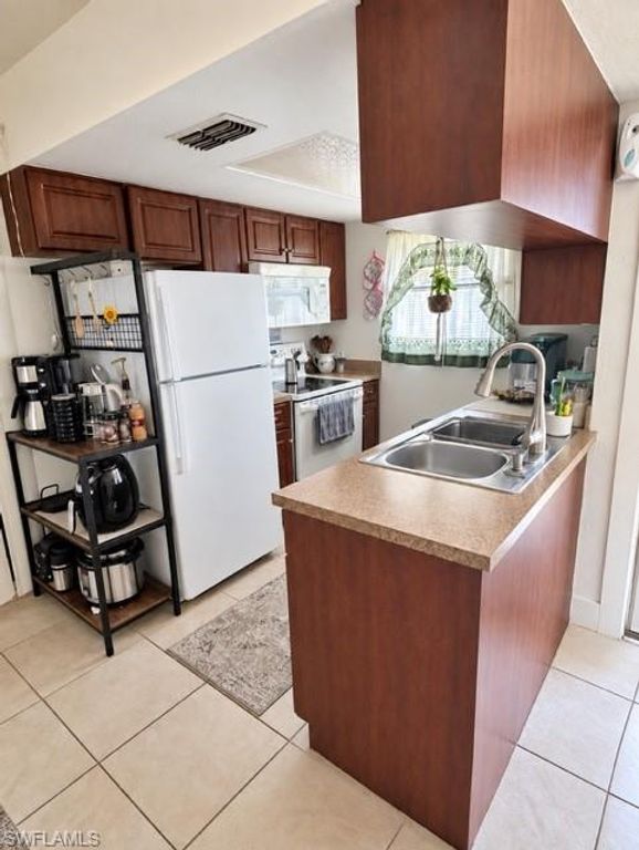 Image 13 of property listing at 1017 SE 39th TER, Cape Coral, FL 33904
