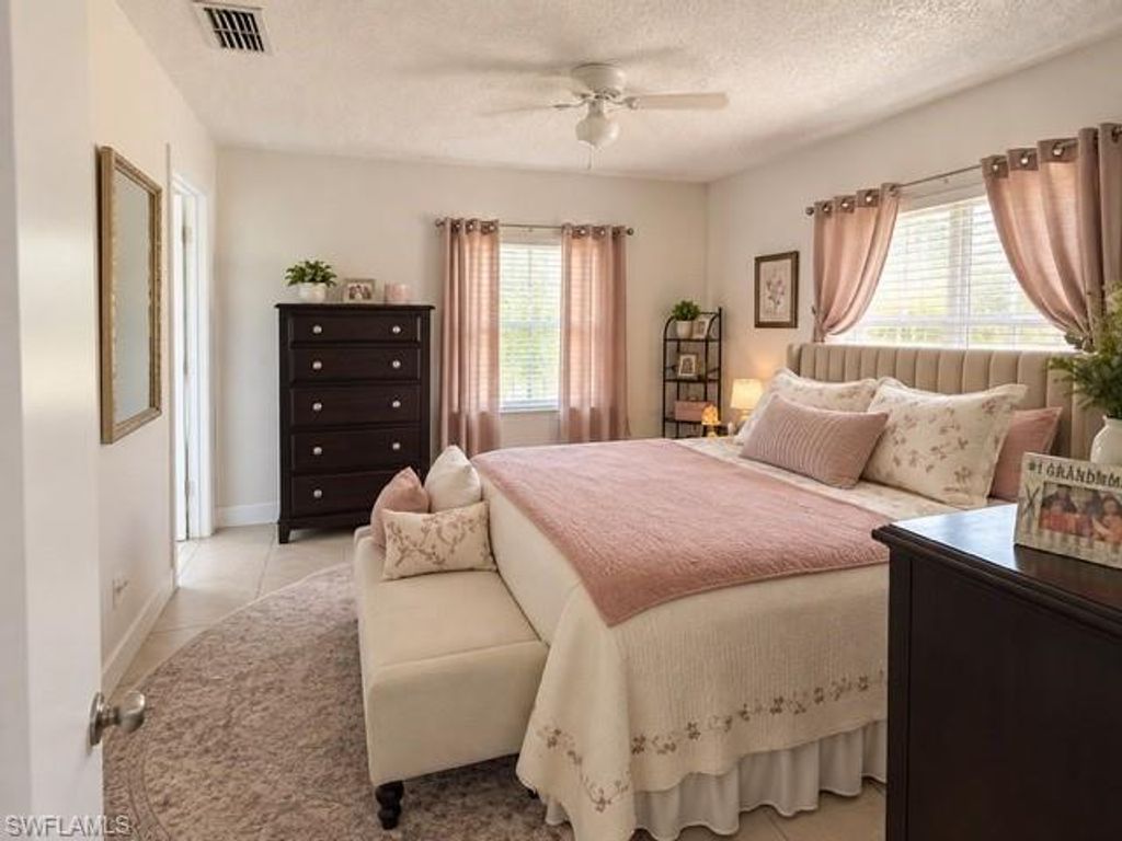 Image 14 of property listing at 1017 SE 39th TER, Cape Coral, FL 33904