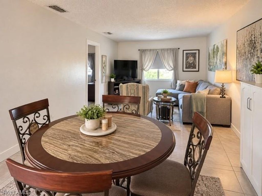 Image 15 of property listing at 1017 SE 39th TER, Cape Coral, FL 33904