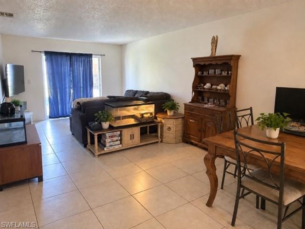 Image 17 of property listing at 1017 SE 39th TER, Cape Coral, FL 33904
