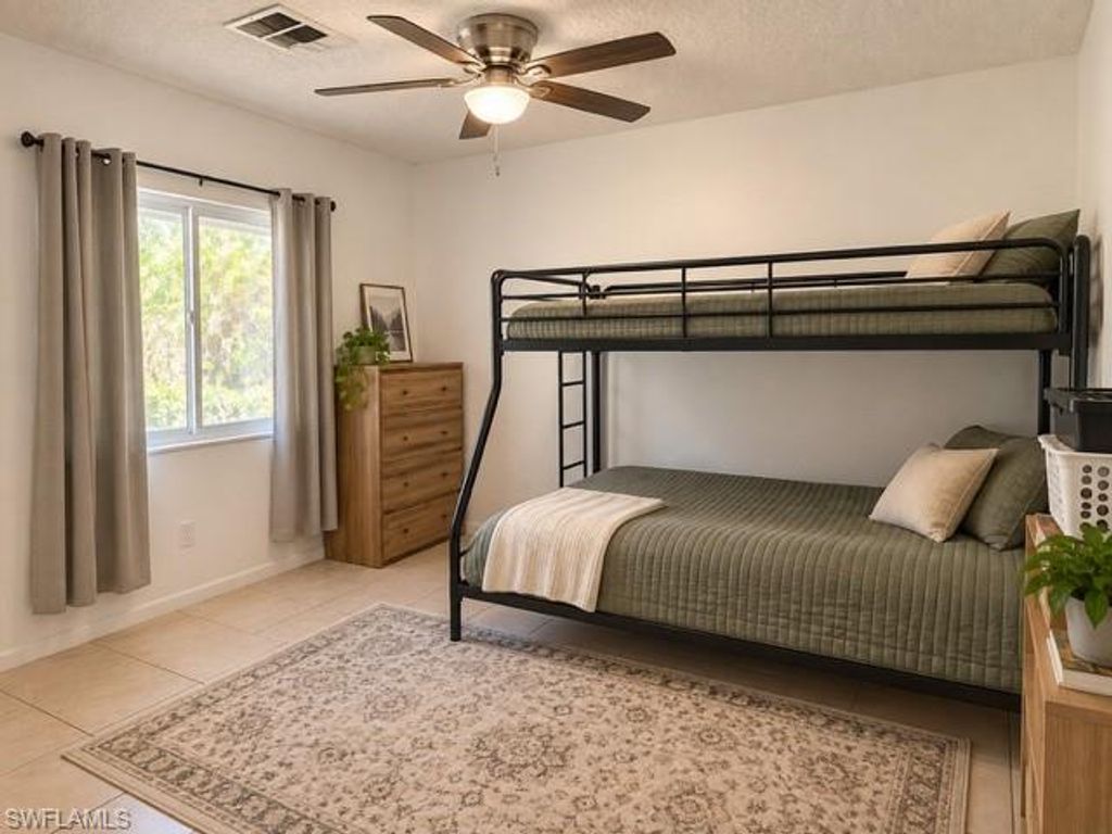 Image 18 of property listing at 1017 SE 39th TER, Cape Coral, FL 33904