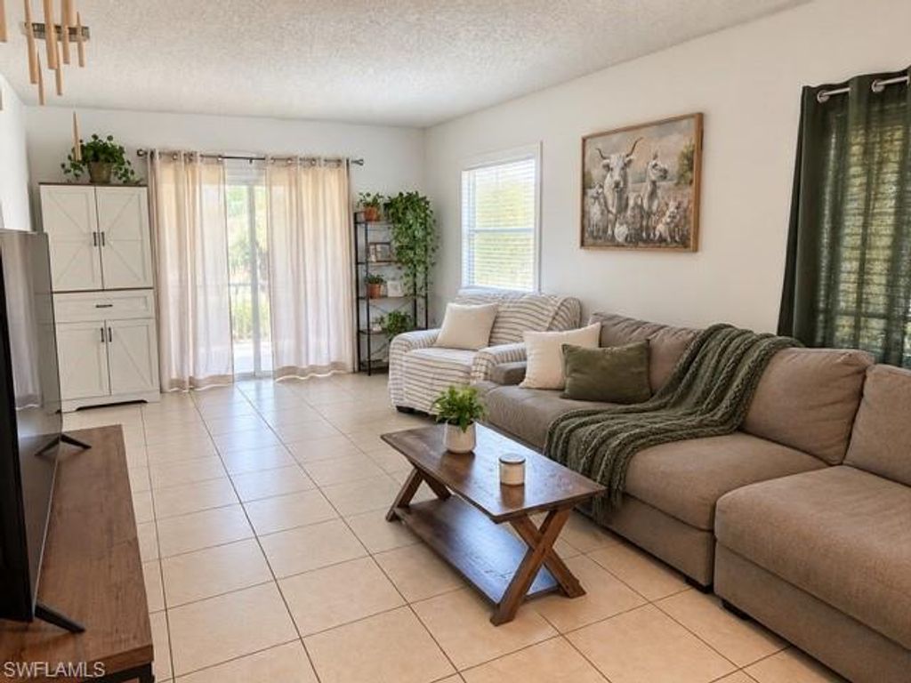 Image 6 of property listing at 1017 SE 39th TER, Cape Coral, FL 33904
